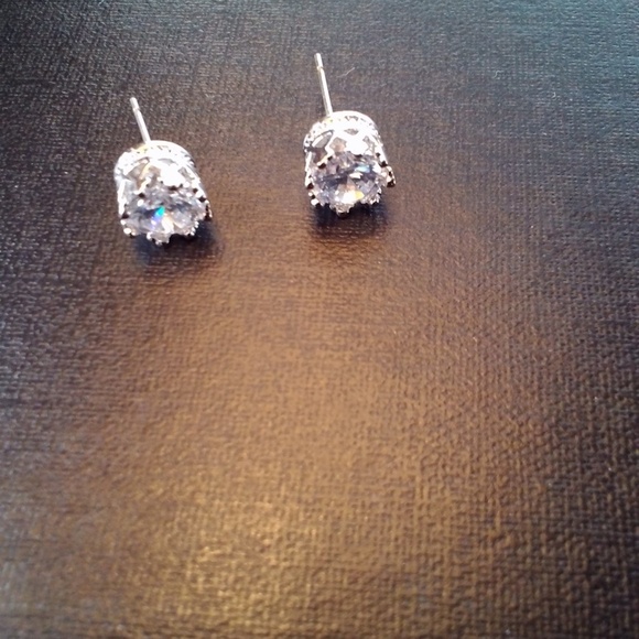 Round Cubic zirconia earring - Picture 2 of 4