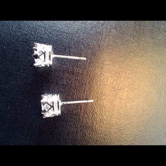 Round Cubic zirconia earring - Picture 3 of 4
