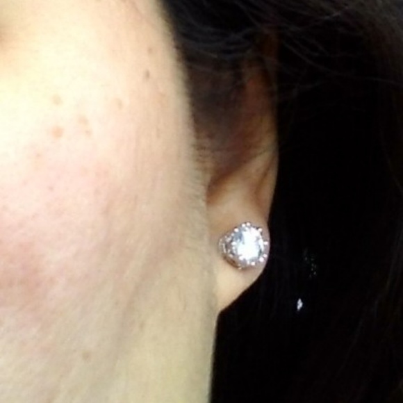 Round Cubic zirconia earring - Picture 4 of 4