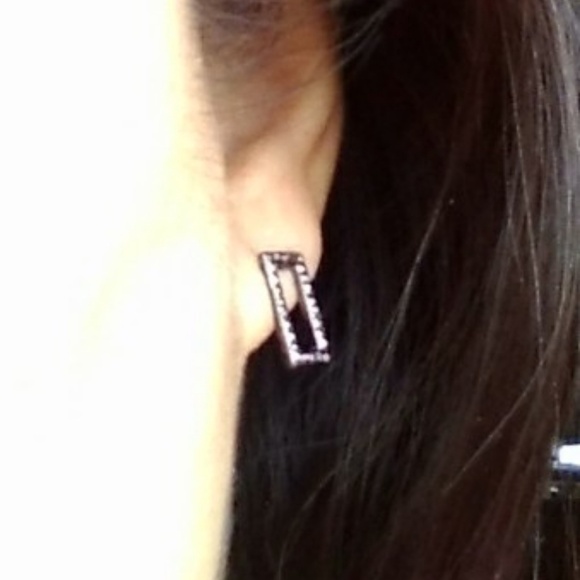 Hematite rectangular stud earring - Picture 2 of 2