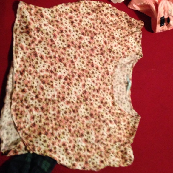 Cute floral top!