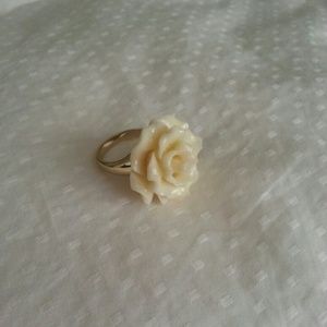 Cream/Ivory Flower with Gold Band Ring