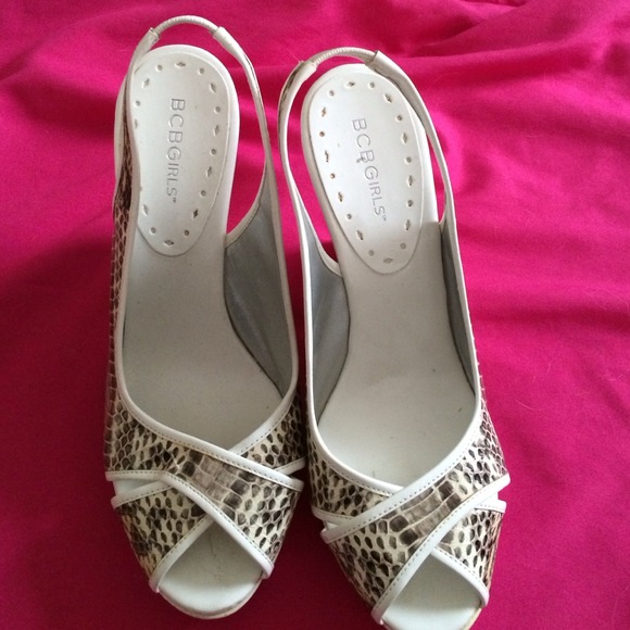 BCBG Girls White/snake print open toe slings. - Picture 2 of 4
