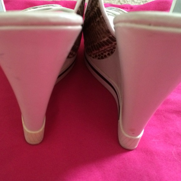 BCBG Girls White/snake print open toe slings. - Picture 3 of 4