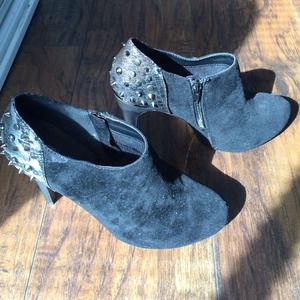 BellaLuna Black,suadelike,studs & spikes,4.5 heels