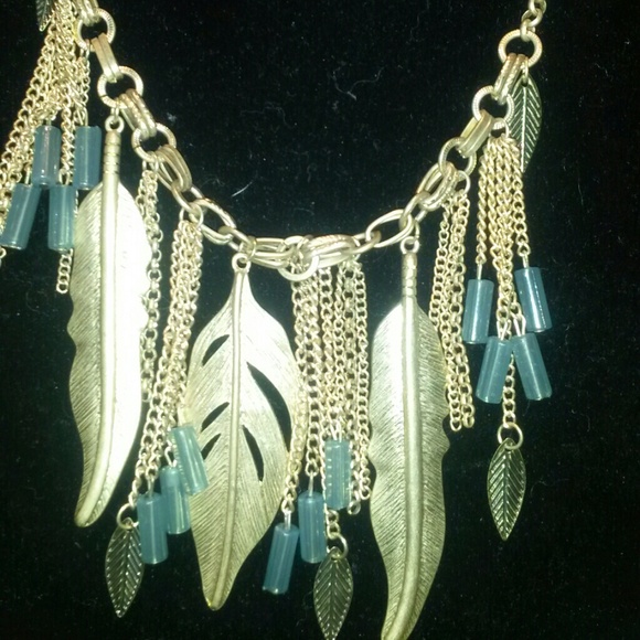 โ๐SALE.๐จ๐๐FASHION STATEMENT ๐๐LEAF NECKLACE - Picture 2 of 2