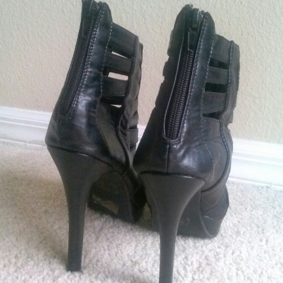 Heels! - Picture 2 of 3
