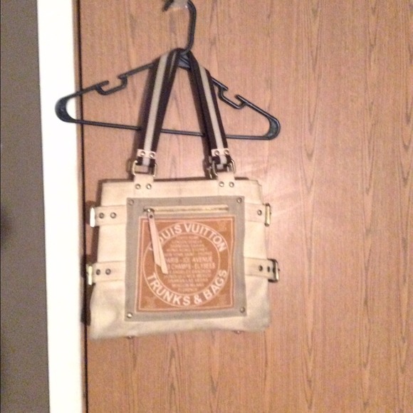 SOLD👛