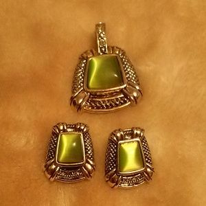 Green stones pendant and necklace set