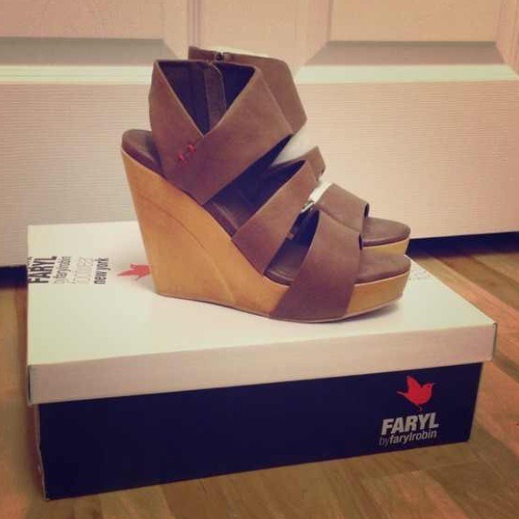 Farylrobin Shoes - Farylrobin Leather Three Band Wedges Sandal NIB.
