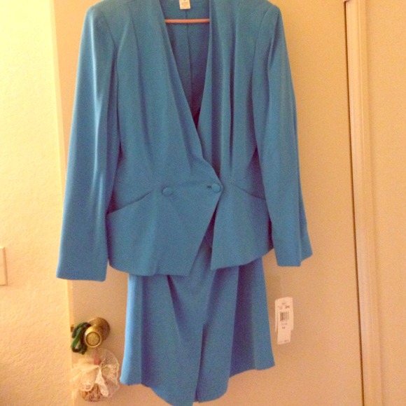 100% silk Bali blue jones of New York suit NEW