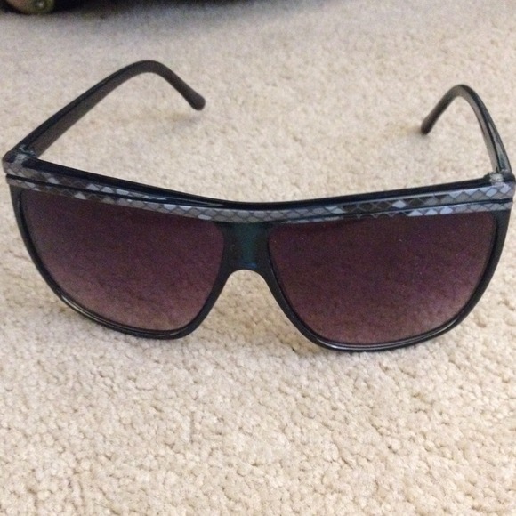 BLUE FRAMED SUNGLASSES