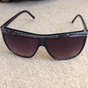 BLUE FRAMED SUNGLASSES