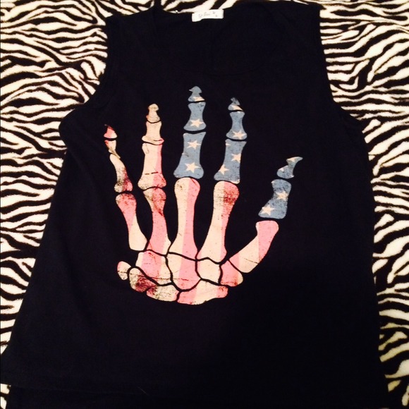 💀 American Flag skeleton hand shirt! 💀