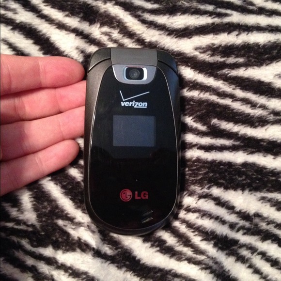 Verizon LG Flip Phone-PRICE LOWERED!! GET IT NOW!!