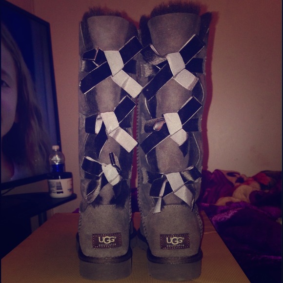SOLD🚨 MERCAR‼️165$$‼️TALL BAILEY BOW UGGS