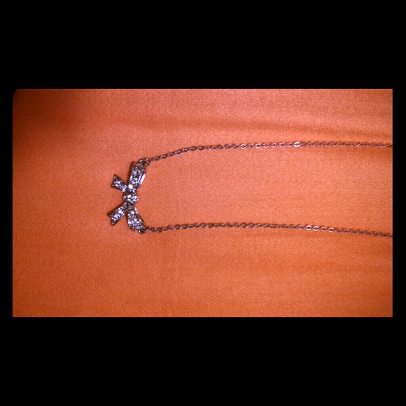Bow necklace