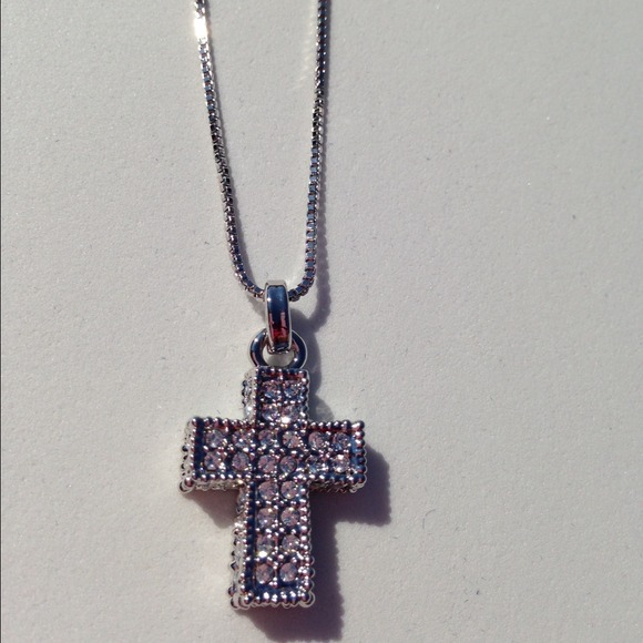 Cross pendent necklace
