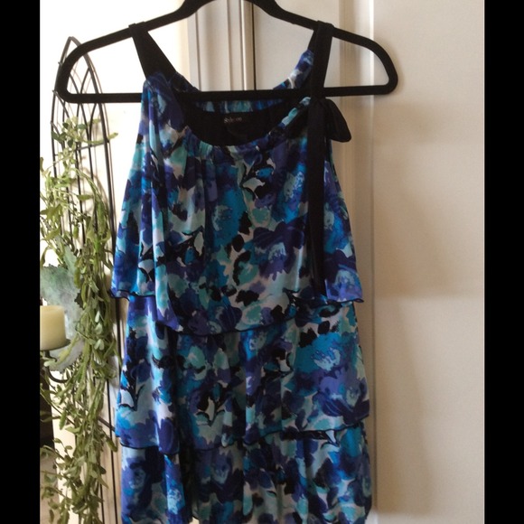 NWOT! Cute, tiered top - Picture 1 of 1