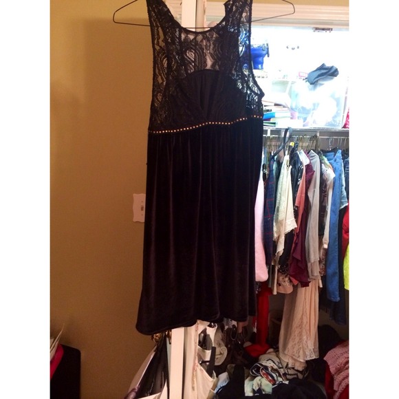 Urban outfitters velvet dress - Picture 2 of 3