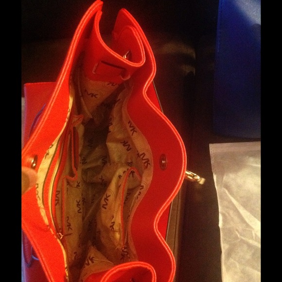 Michael kors bag ( READ DISCRiPITION )