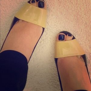 ✨Editor Pick✨BR Black & Cream Patent Wedges