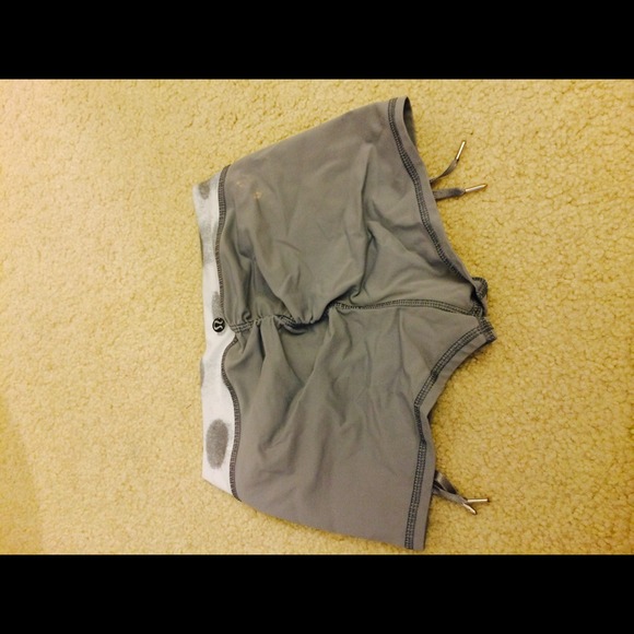 👍sold👍Lululemon hot yoga shorts