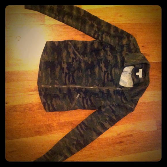 Camo zip up blazer