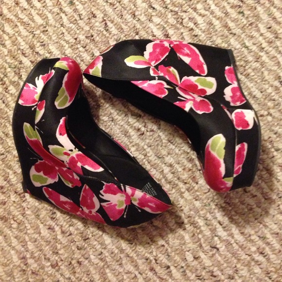 Butterfly Wedge Heels by Elle - Picture 2 of 6