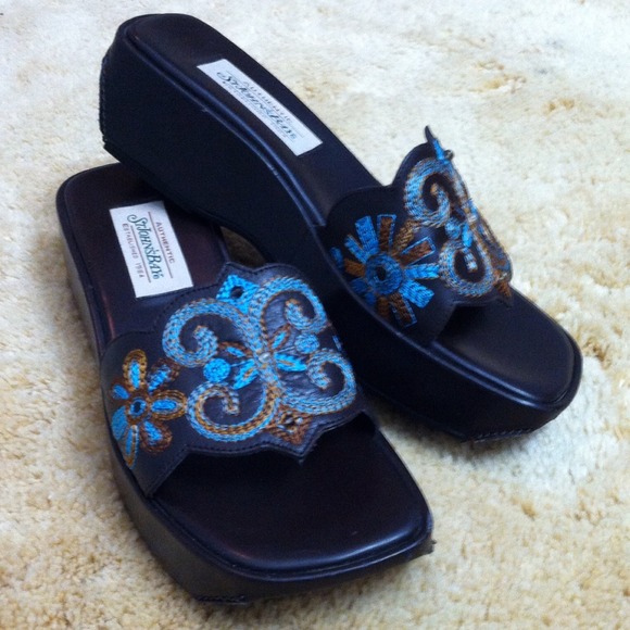 Embroideried leather wedge platform slip sandals