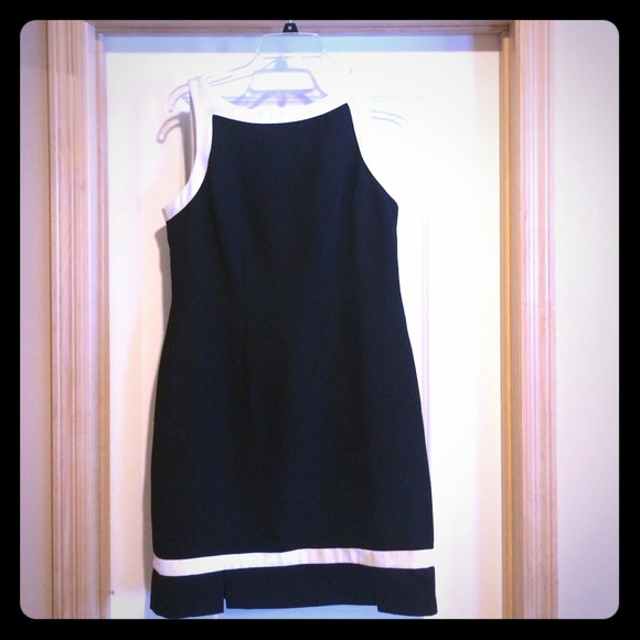 Spring black/white sleeveless dress