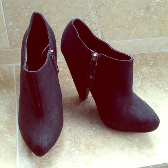 Trouvé pointy toe ankle booties.