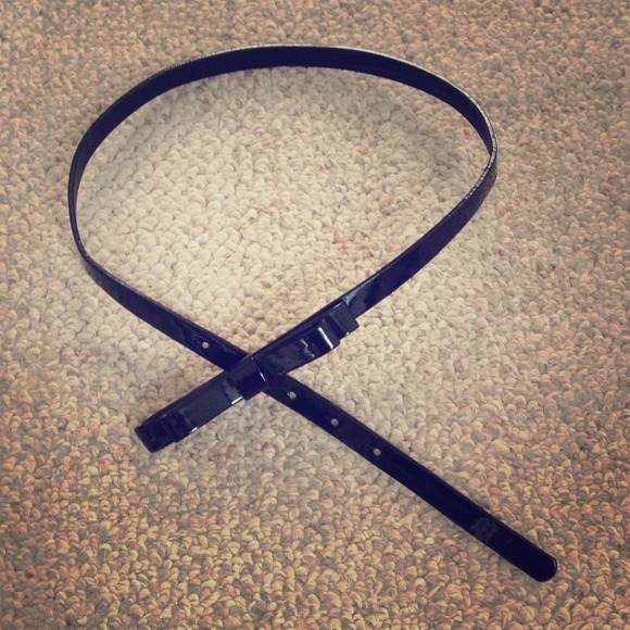 Adorable patent leather belt w/ bow embellishment