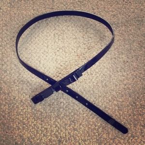 Adorable patent leather belt w/ bow embellishment