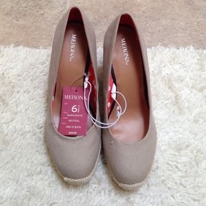 Cute nude wedges. NWT