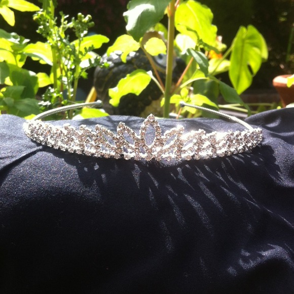 Pretty tiara! NWT!
