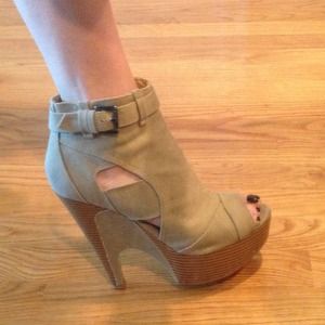 Super cute beige wedges!