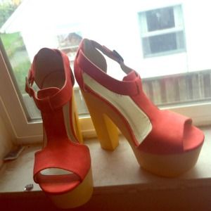 Open toed coral platform heels