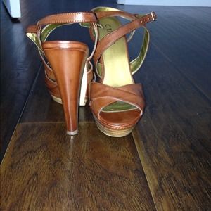Cognac GUESS heels