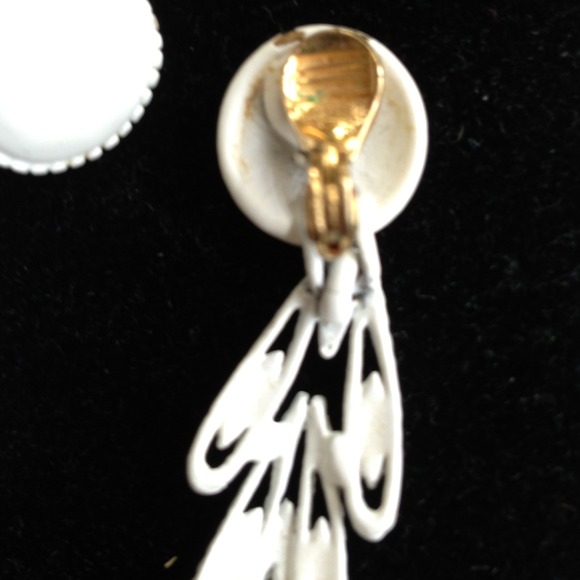 Vintage Monet clip on earring., - Picture 2 of 3