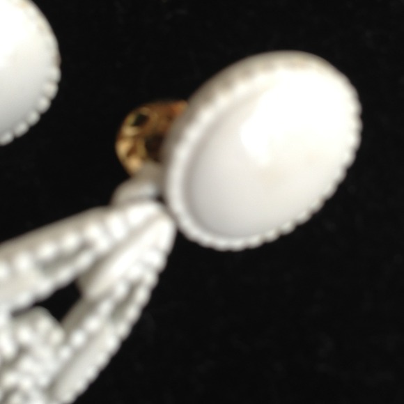 Vintage Monet clip on earring., - Picture 3 of 3