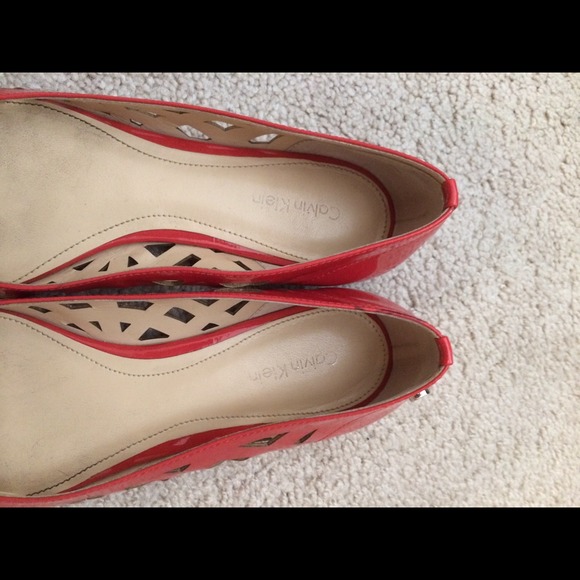 โSOLDโ coral Calvin Klein cut out flats - Picture 3 of 4