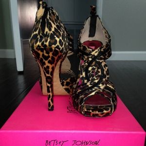 REDUCED 🌟 Betsey Johnson peep toe leopard pumps