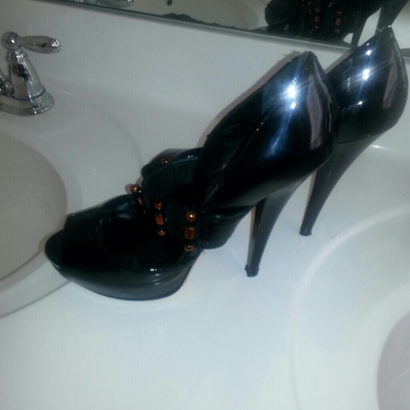 Shoes - Picture 3 of 4