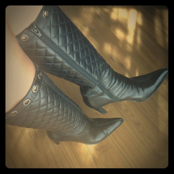 A Via Spiga quilted pre-loved black boots.