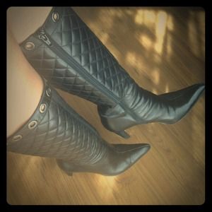 A Via Spiga quilted pre-loved black boots.