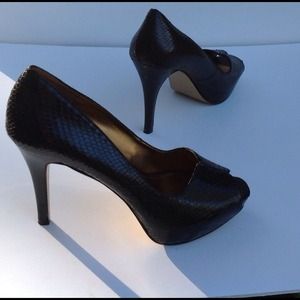 Snake print black shoes