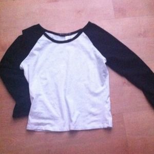 💧🙌SOLD🙌💧Brandy Melville Cropped Baseball Tee