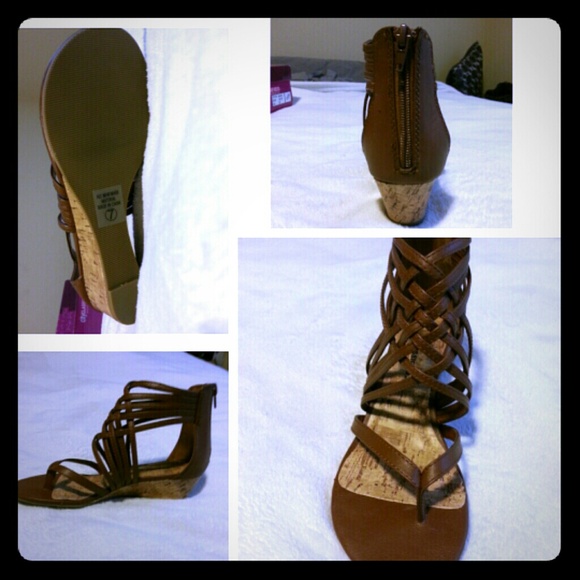 Wedge sandals w zipper