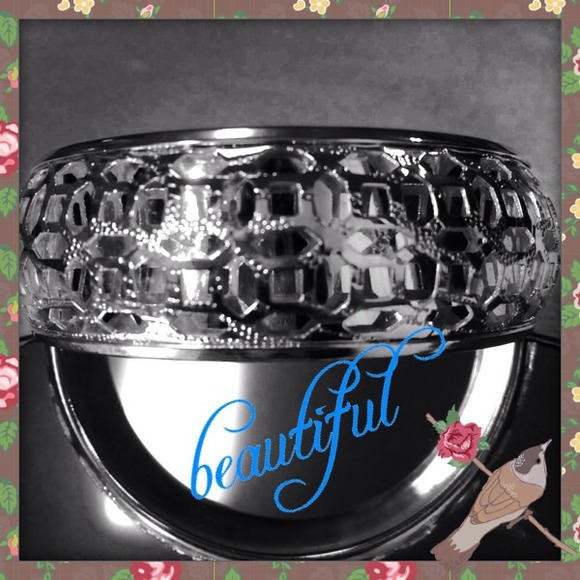 💕💋Elegant filigree style bangle💕💋